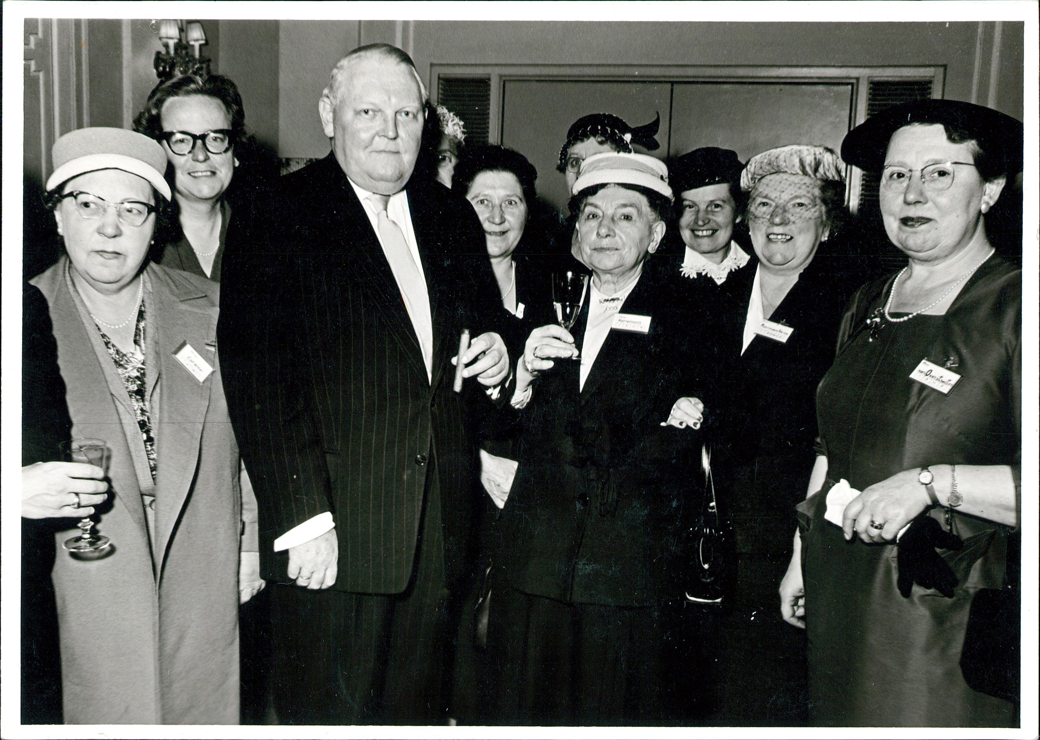 Empfang einer Unternehmerinnendelegation bei Bundeswirtschaftsminister Ludwig Erhard 1957