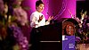 VdU-Präsidentin Jasmin Arbabian-Vogel eröffnete den Kongress vor rund 250 Unternehmerinnen. In ihrer Begrüßungsrede machte sie deutlich, dass die drängenden Fragen der aktuellen Zeit beantwortet werden müssen